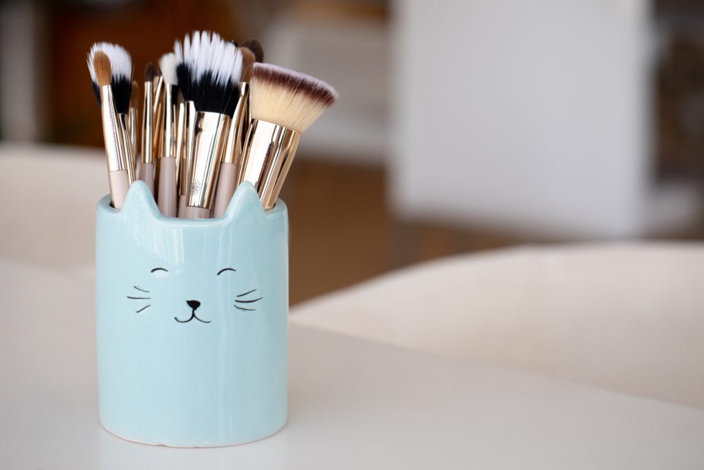 makeup brushes in a mug